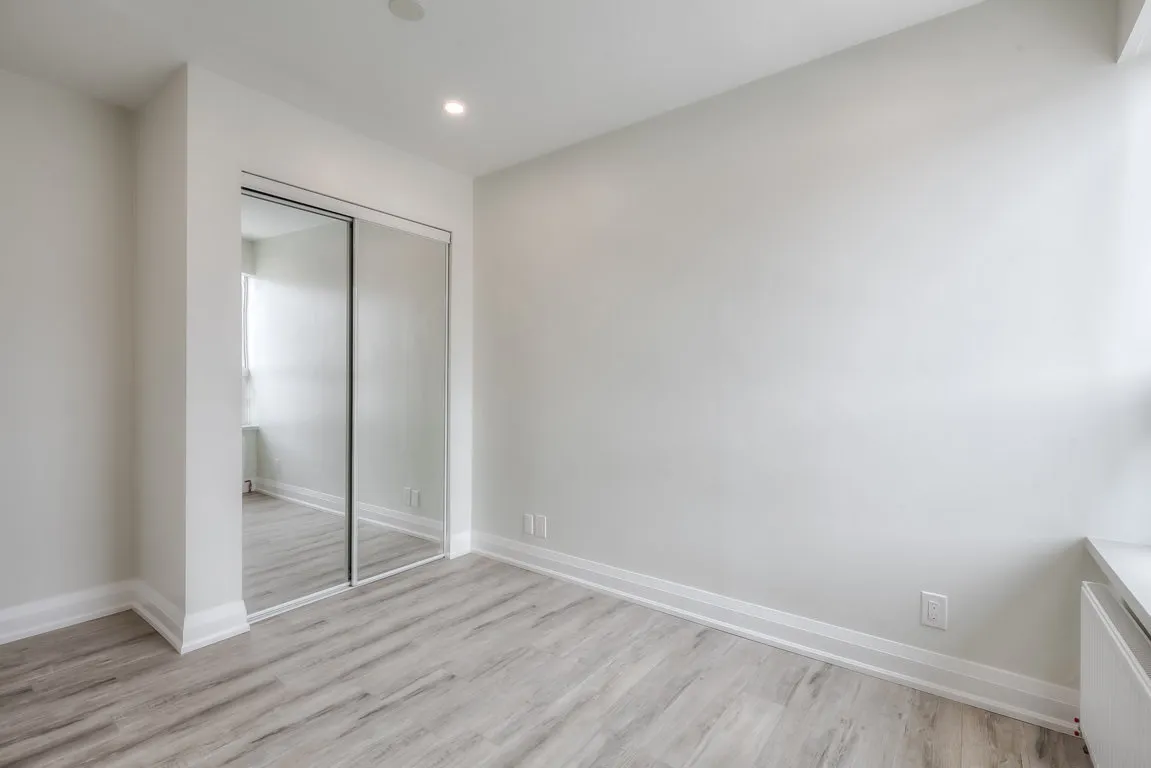 bedroom with morrored closet