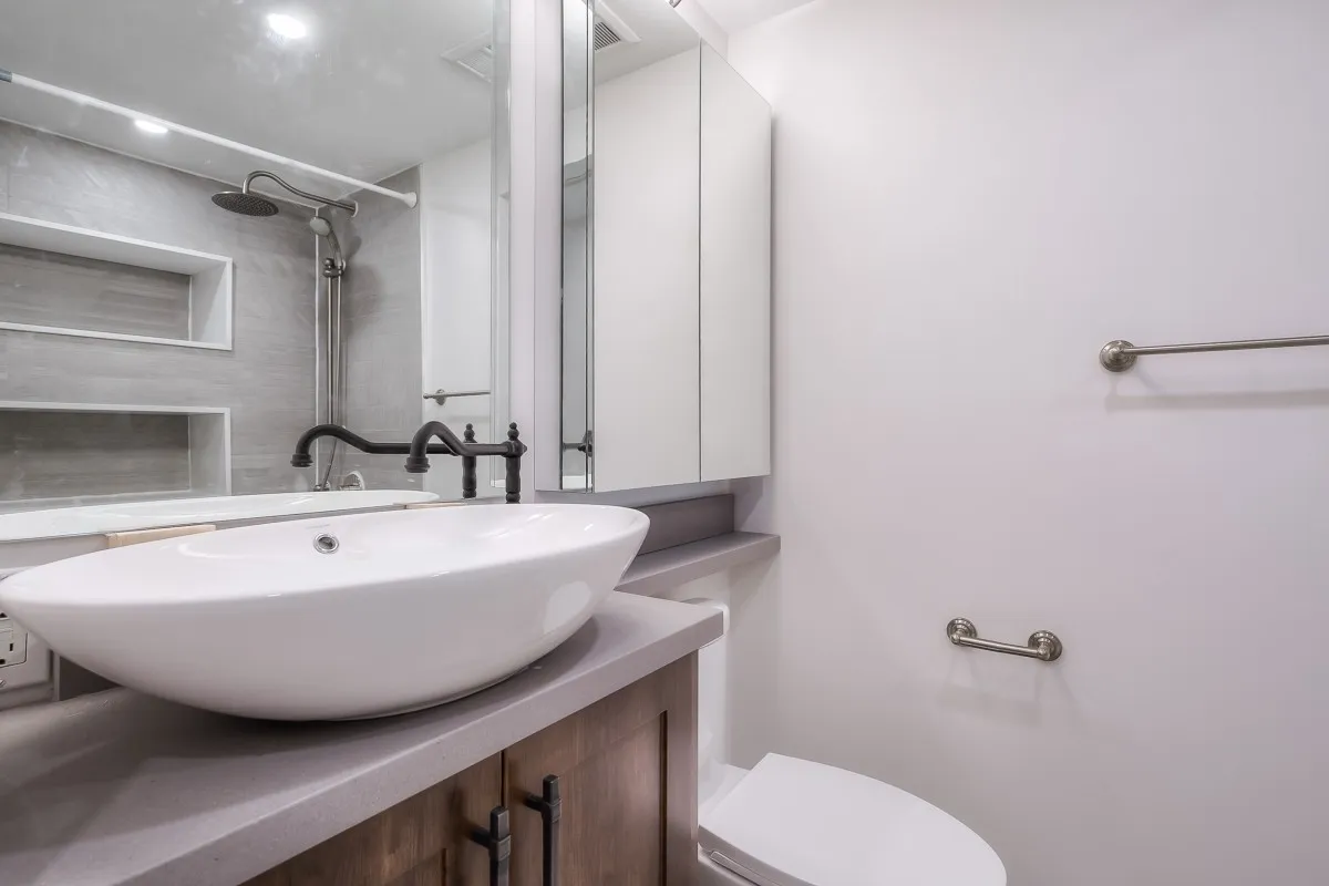 A bathroom with a sink and a mirror