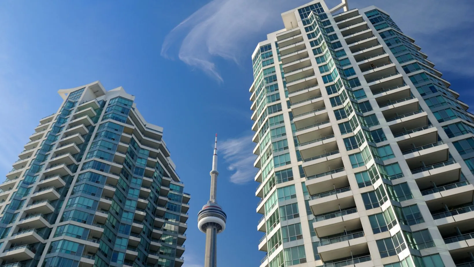 A tall buildings with a tower