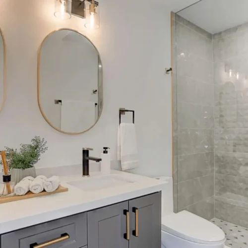 A modern bathroom design in tones of gold