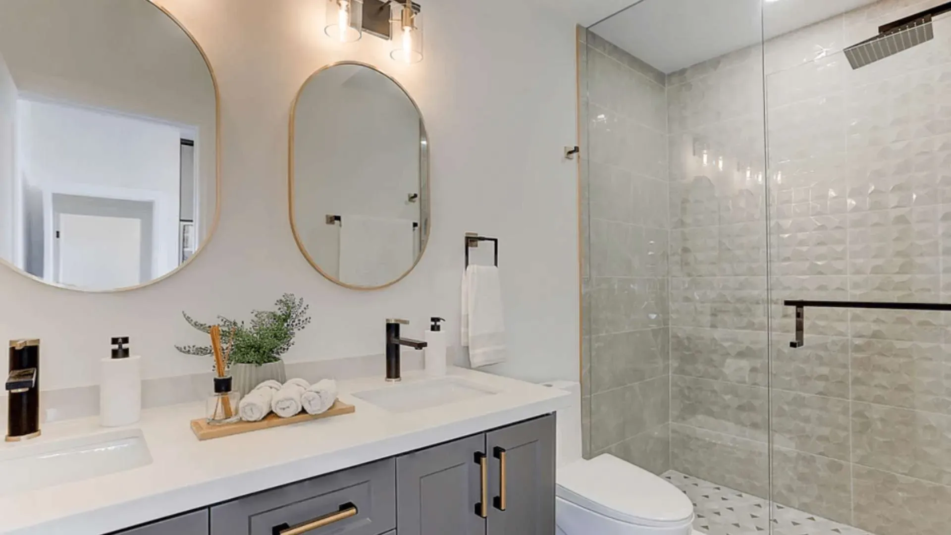 A modern bathroom design in tones of gold